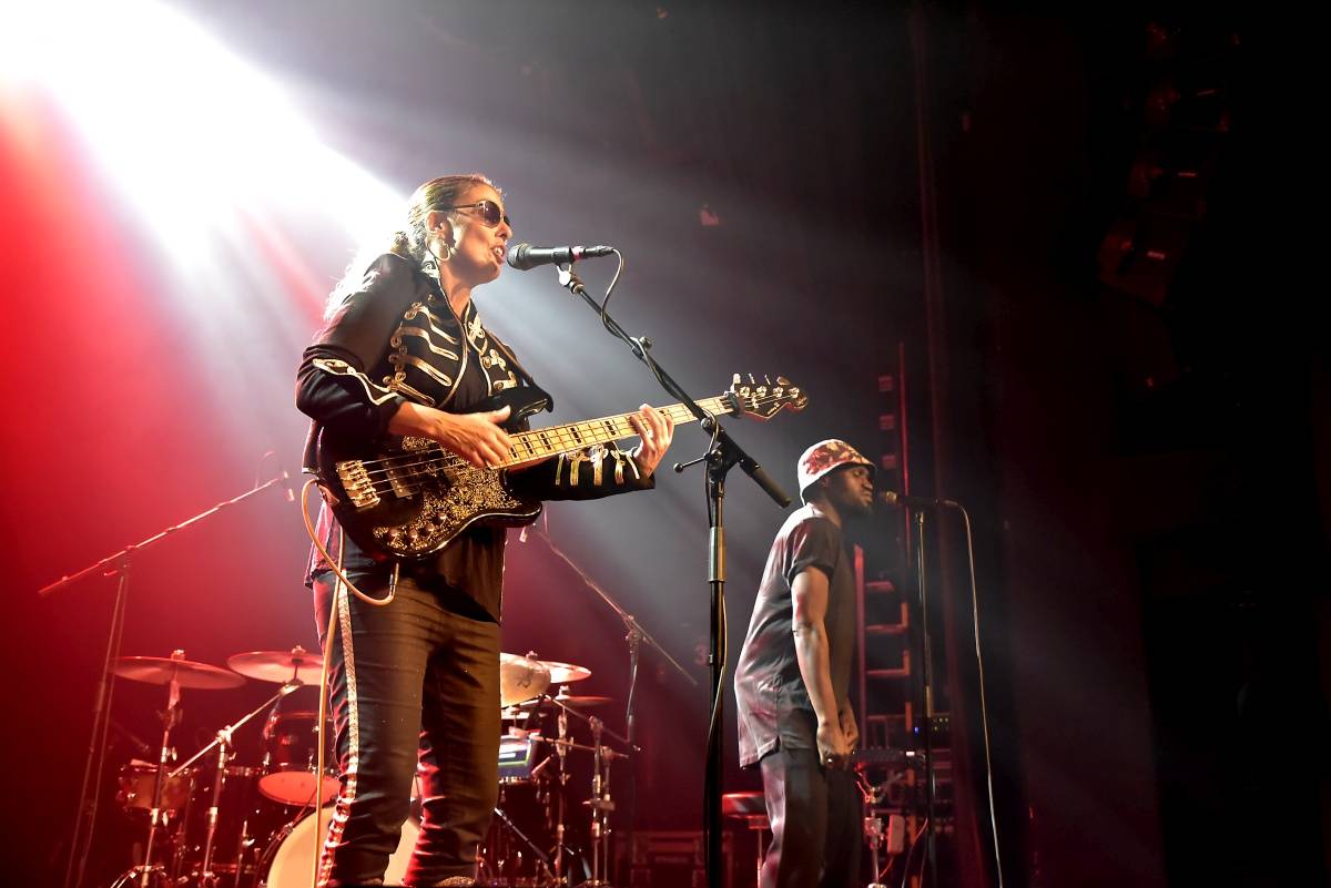 Princova baskytaristka Ida Nielsen zazářila v Praze