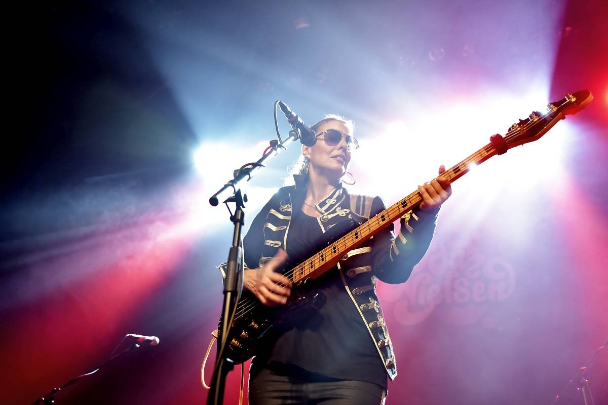 Princova baskytaristka Ida Nielsen zazářila v Praze