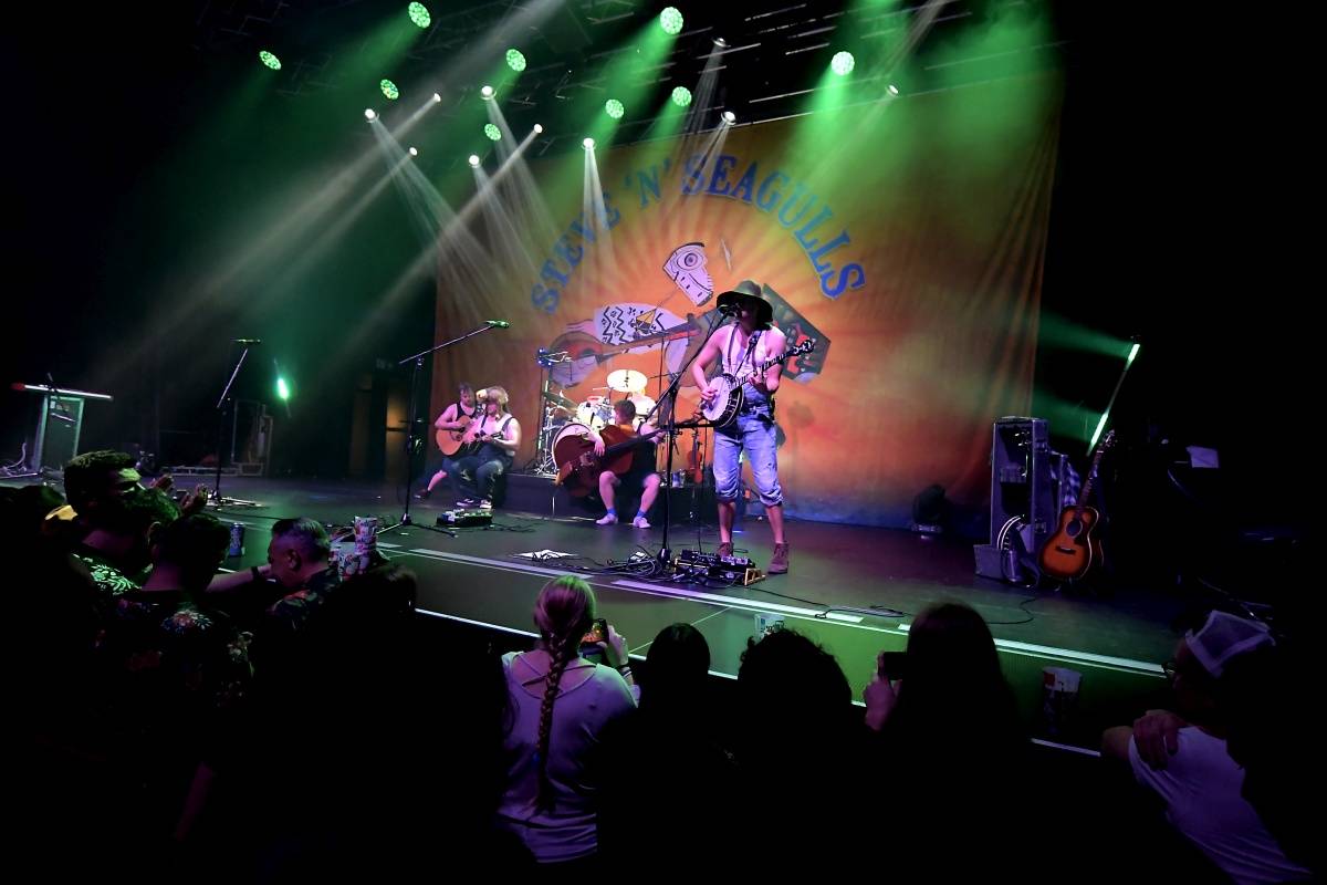 Finští Steve'N'Seagulls předvedli brněnskému Sonu rockové pecky v bluegrassovém hávu