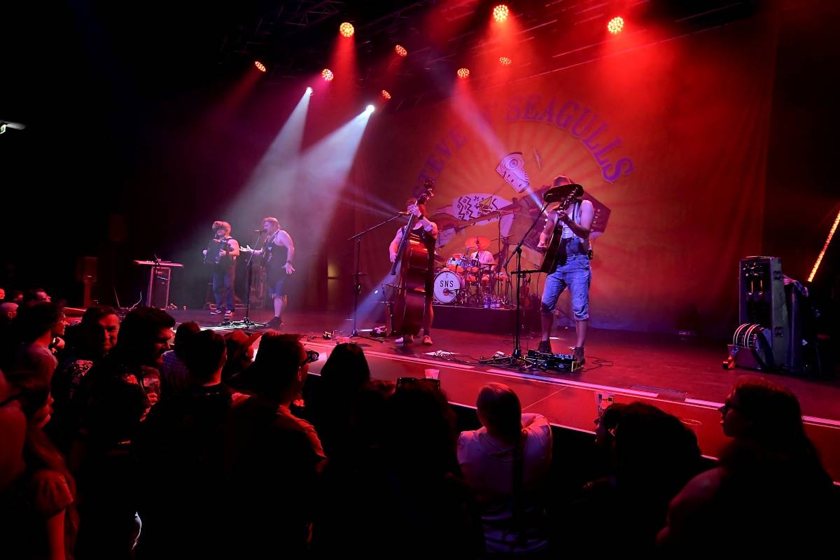 Finští Steve'N'Seagulls předvedli brněnskému Sonu rockové pecky v bluegrassovém hávu