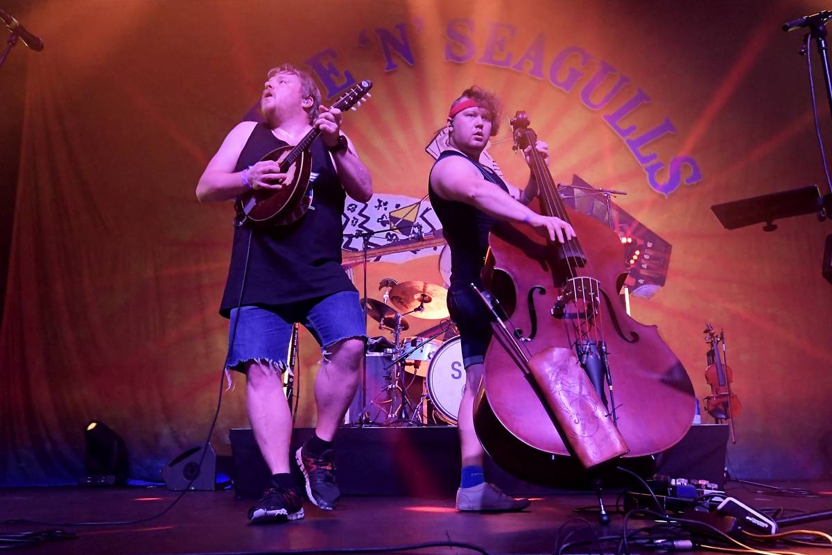Finští Steve'N'Seagulls předvedli brněnskému Sonu rockové pecky v bluegrassovém hávu