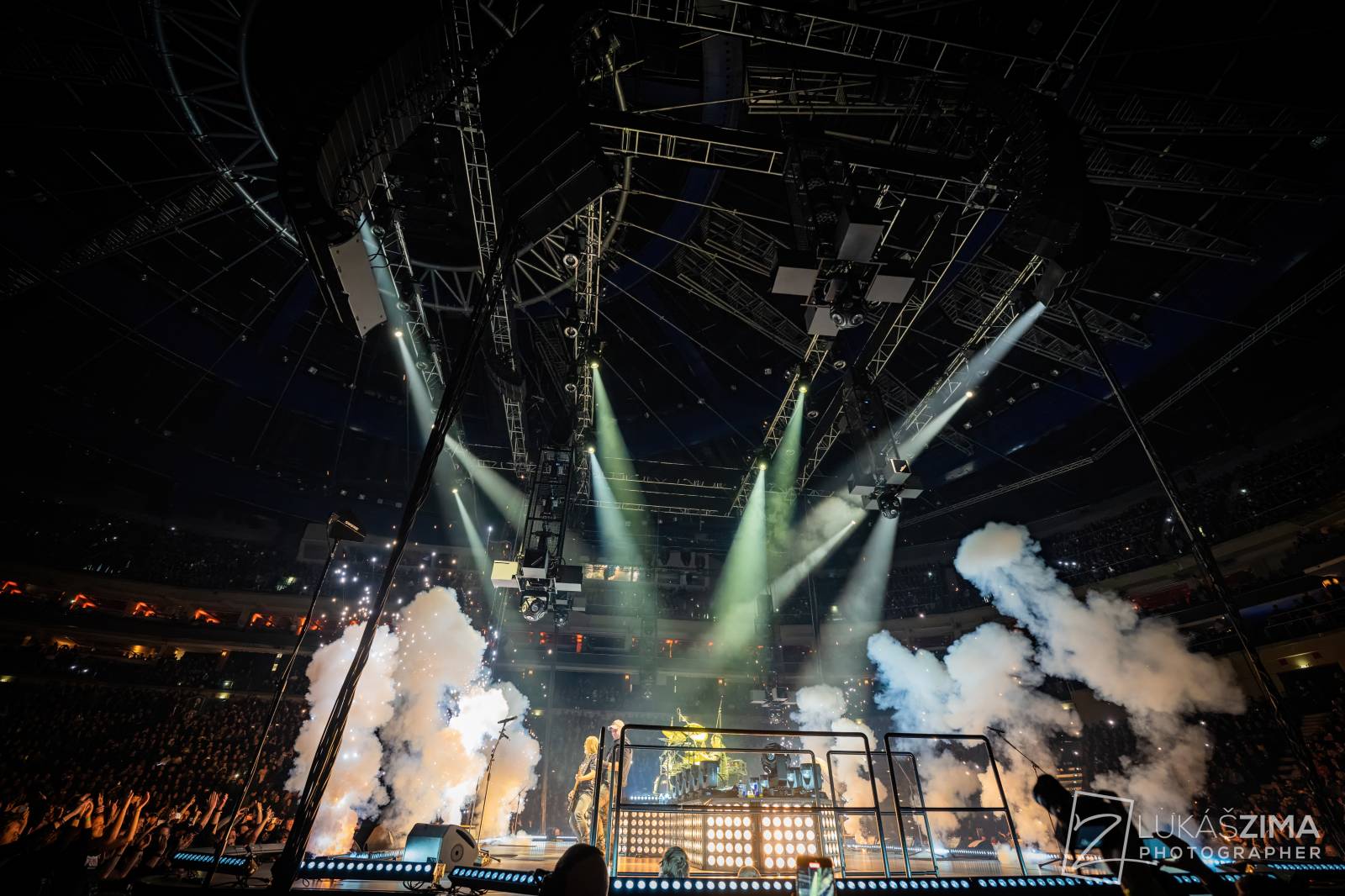 Kabát potvrdil, že stále patří mezi českou rockovou špičku. V Praze s ním zpívala celá O2 arena