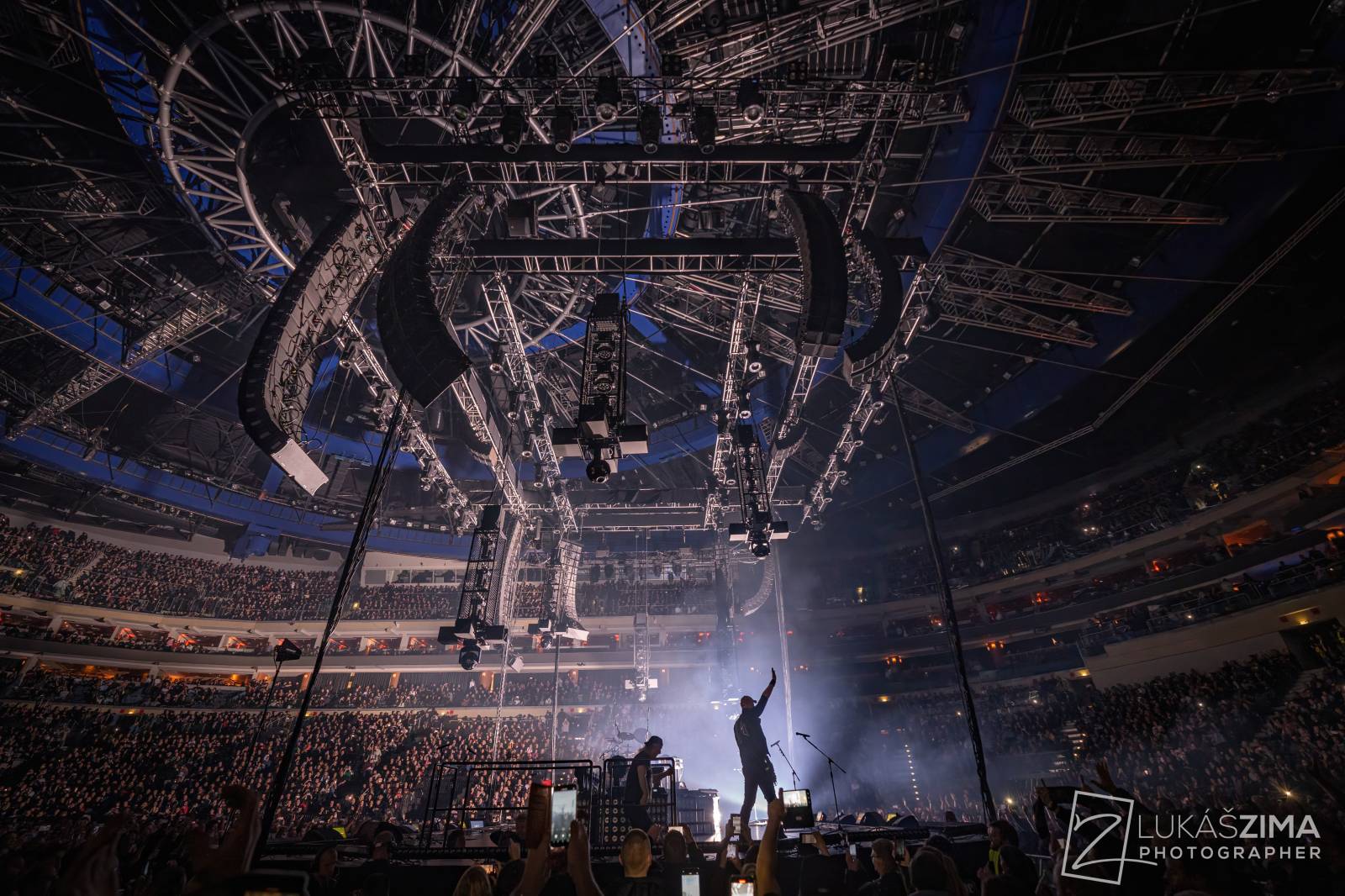 Kabát potvrdil, že stále patří mezi českou rockovou špičku. V Praze s ním zpívala celá O2 arena