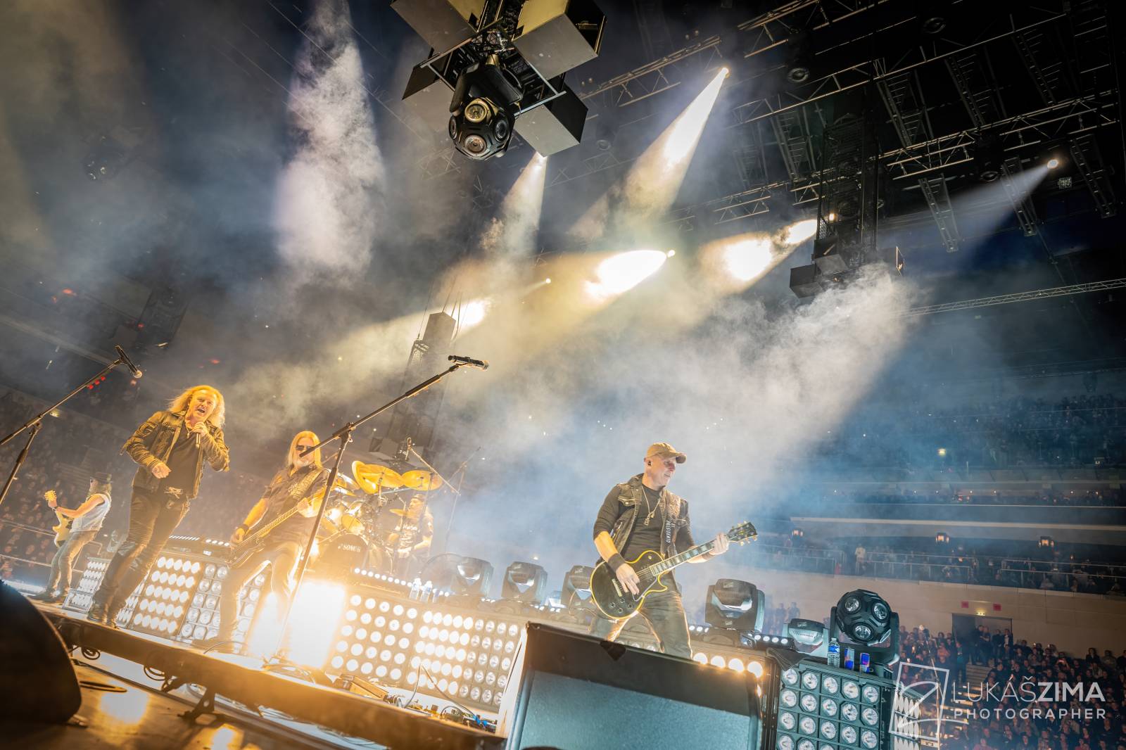 Kabát potvrdil, že stále patří mezi českou rockovou špičku. V Praze s ním zpívala celá O2 arena