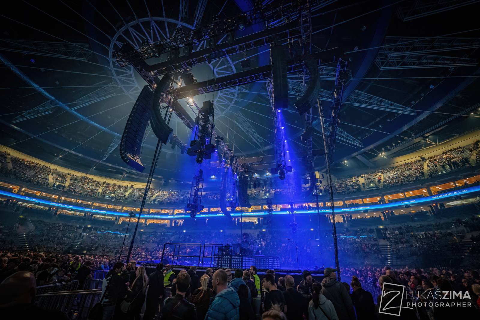 Kabát potvrdil, že stále patří mezi českou rockovou špičku. V Praze s ním zpívala celá O2 arena