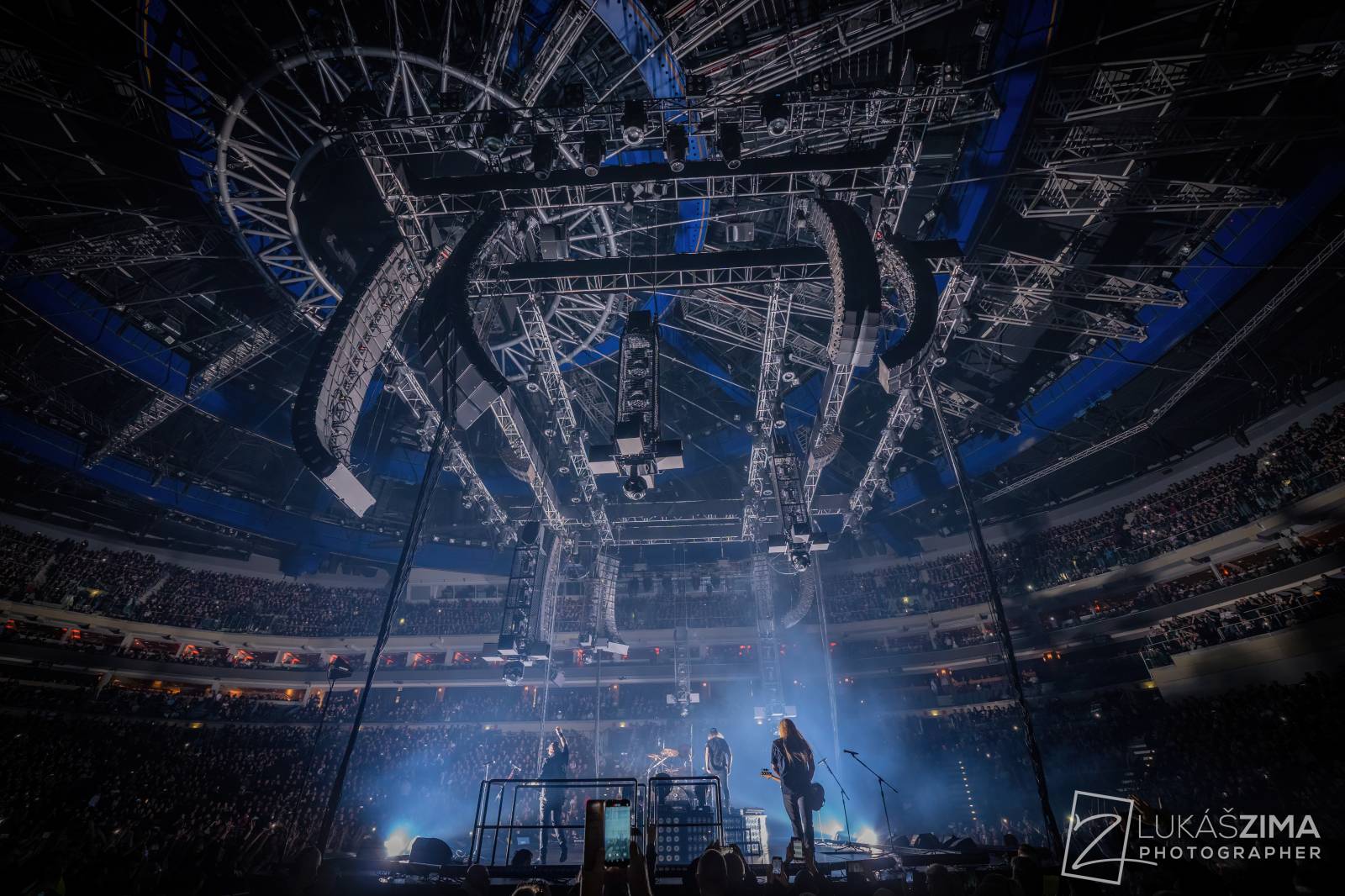 Kabát potvrdil, že stále patří mezi českou rockovou špičku. V Praze s ním zpívala celá O2 arena