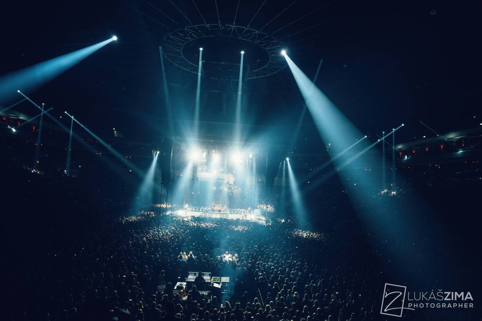 Kabát potvrdil, že stále patří mezi českou rockovou špičku. V Praze s ním zpívala celá O2 arena