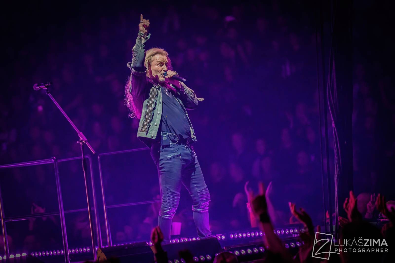 Kabát potvrdil, že stále patří mezi českou rockovou špičku. V Praze s ním zpívala celá O2 arena