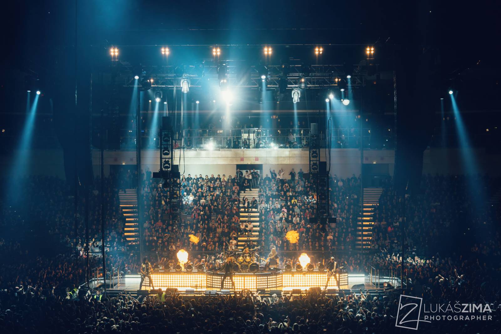 Kabát potvrdil, že stále patří mezi českou rockovou špičku. V Praze s ním zpívala celá O2 arena