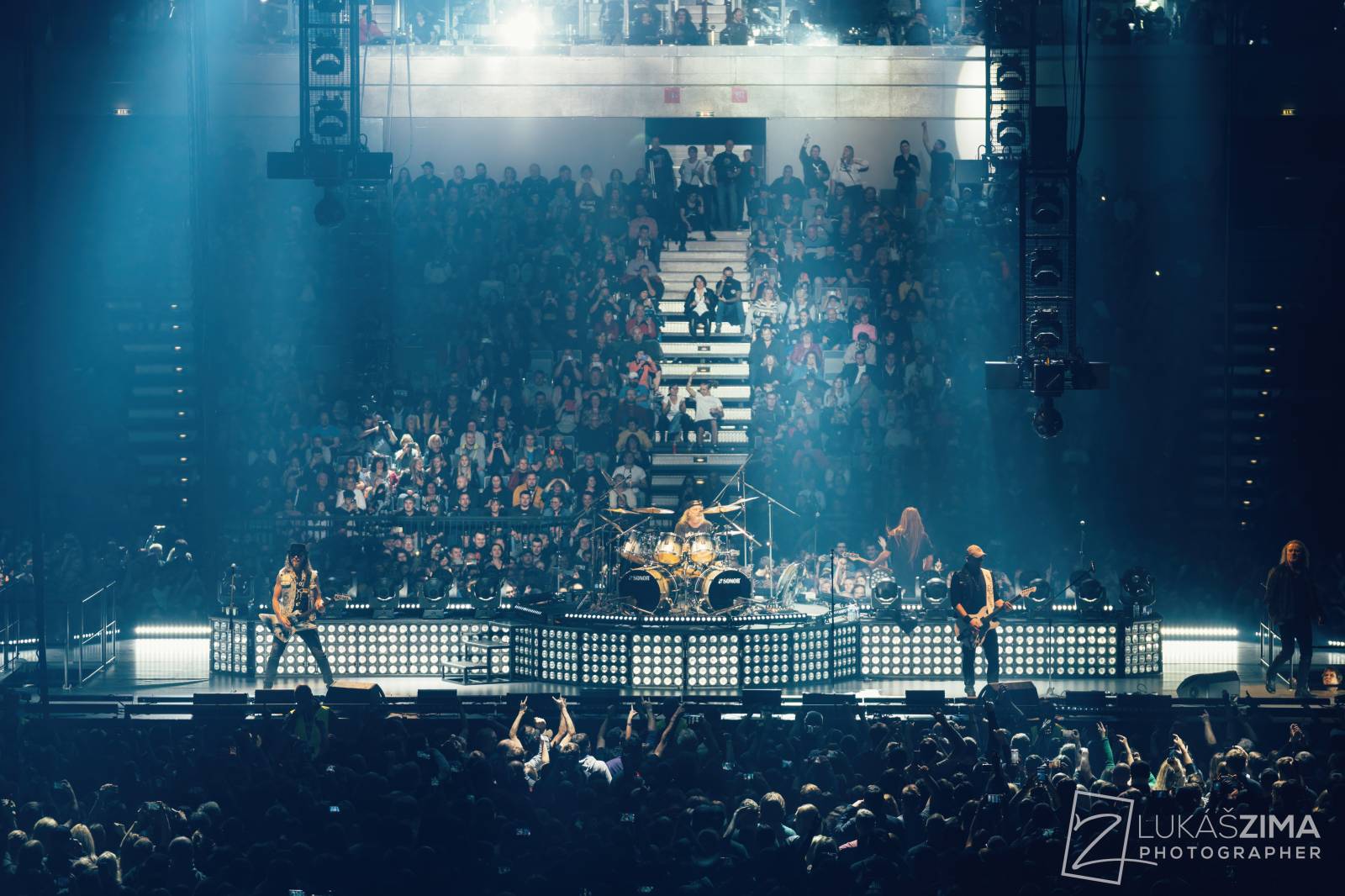 Kabát potvrdil, že stále patří mezi českou rockovou špičku. V Praze s ním zpívala celá O2 arena