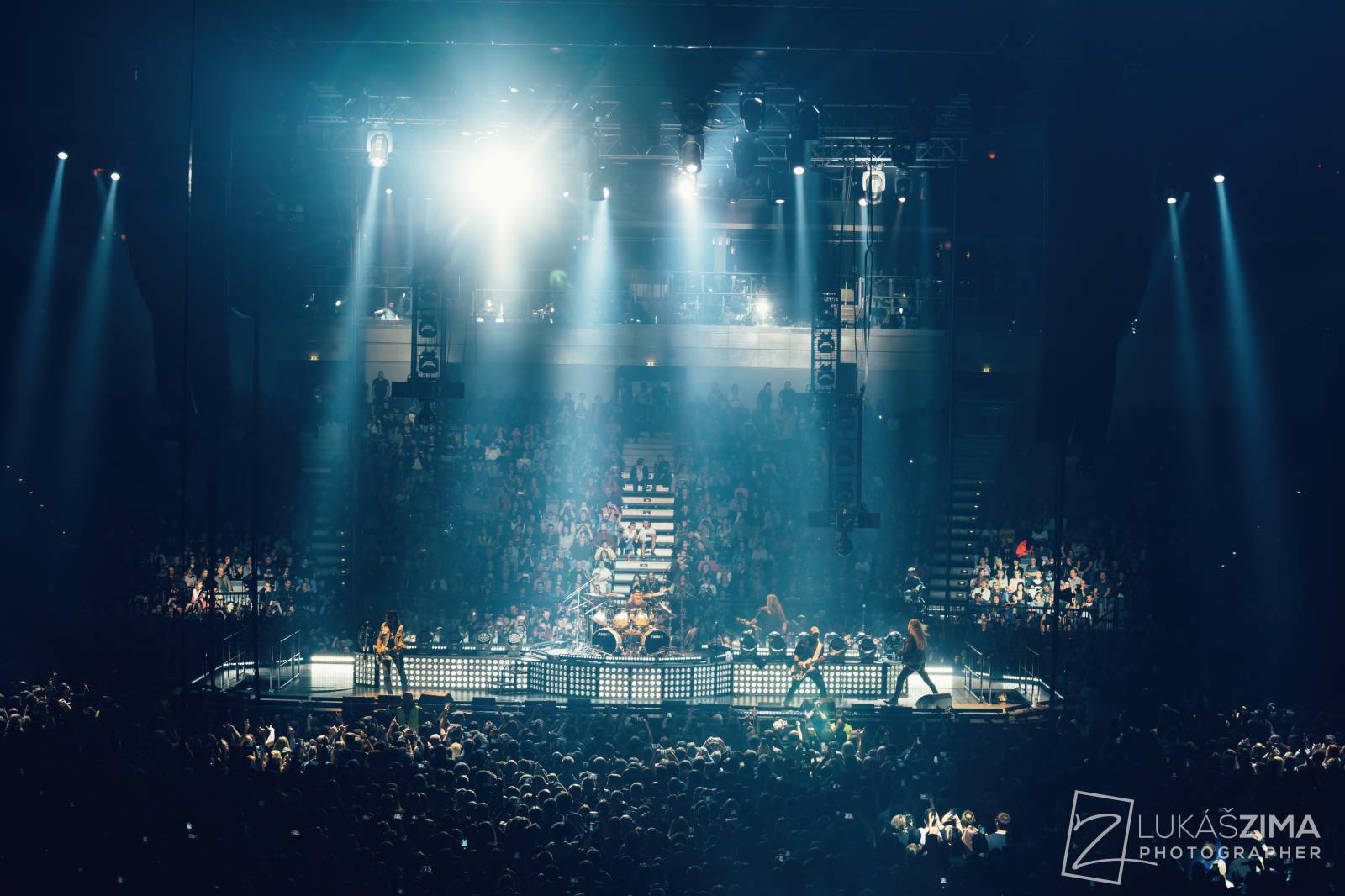 Kabát potvrdil, že stále patří mezi českou rockovou špičku. V Praze s ním zpívala celá O2 arena