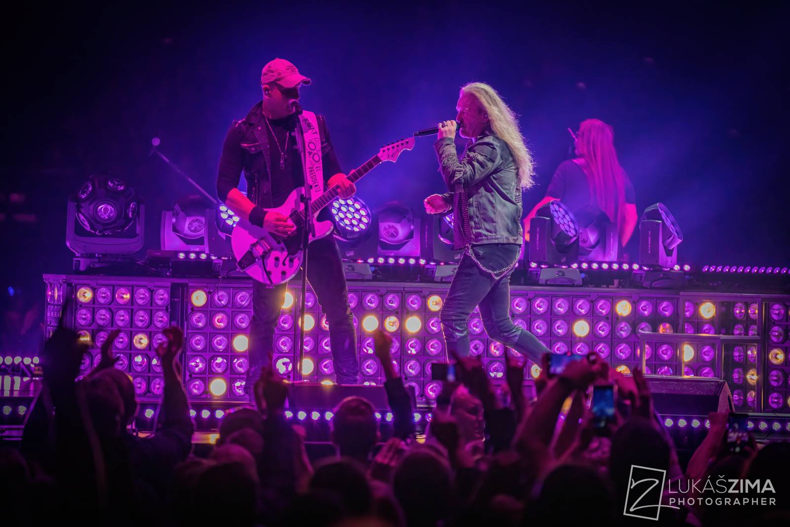 Kabát potvrdil, že stále patří mezi českou rockovou špičku. V Praze s ním zpívala celá O2 arena