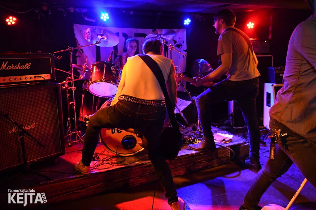 Divoký večer na strahovské Sedmičce patřil Švindlu, Lordu Alexovi a Bratislavským Dievčatám