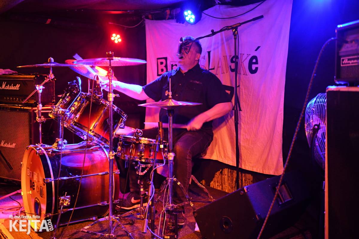 Divoký večer na strahovské Sedmičce patřil Švindlu, Lordu Alexovi a Bratislavským Dievčatám