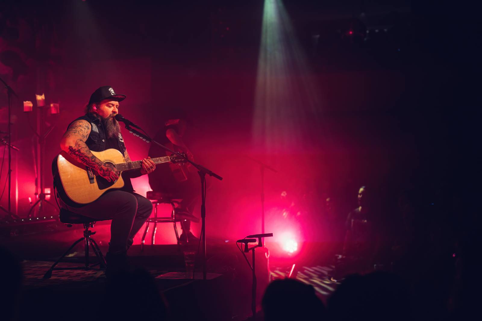 Škwor zaplnili Lucerna Music Bar, fanouškům nabídli písně v akustickém podání