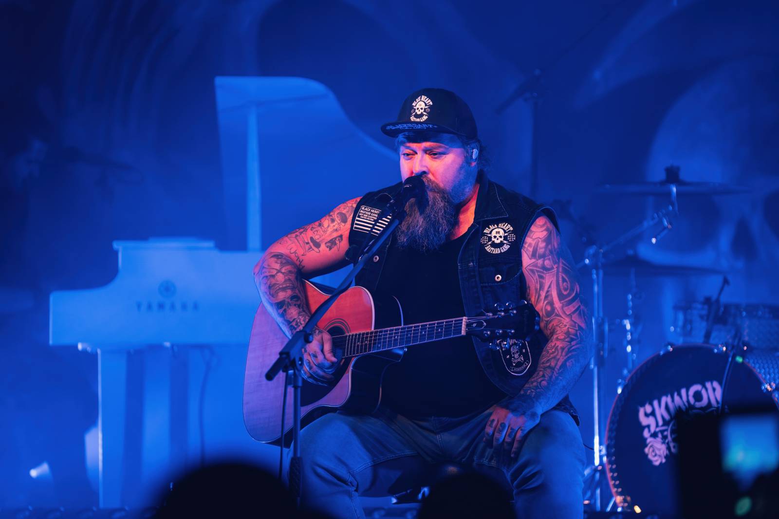 Škwor zaplnili Lucerna Music Bar, fanouškům nabídli písně v akustickém podání