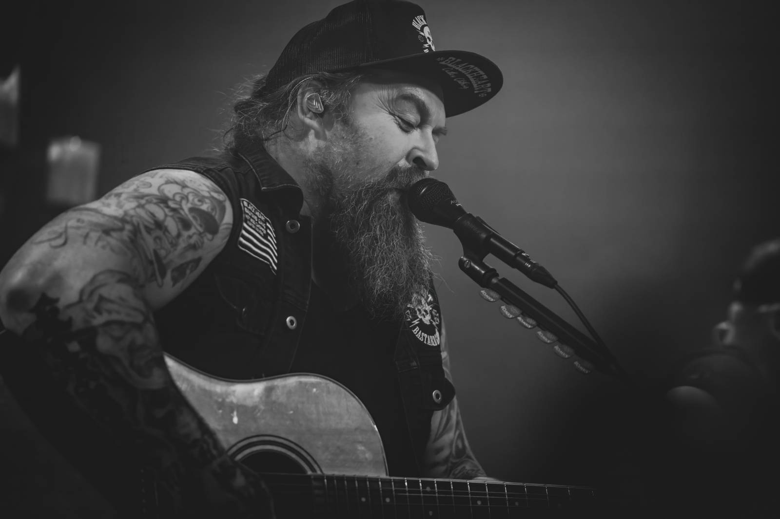 Škwor zaplnili Lucerna Music Bar, fanouškům nabídli písně v akustickém podání