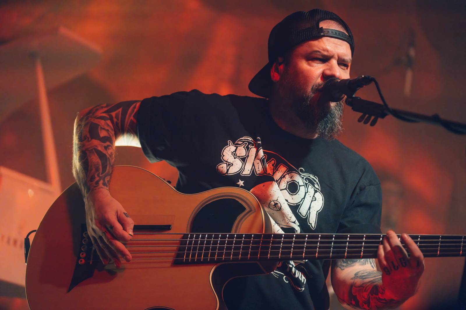 Škwor zaplnili Lucerna Music Bar, fanouškům nabídli písně v akustickém podání