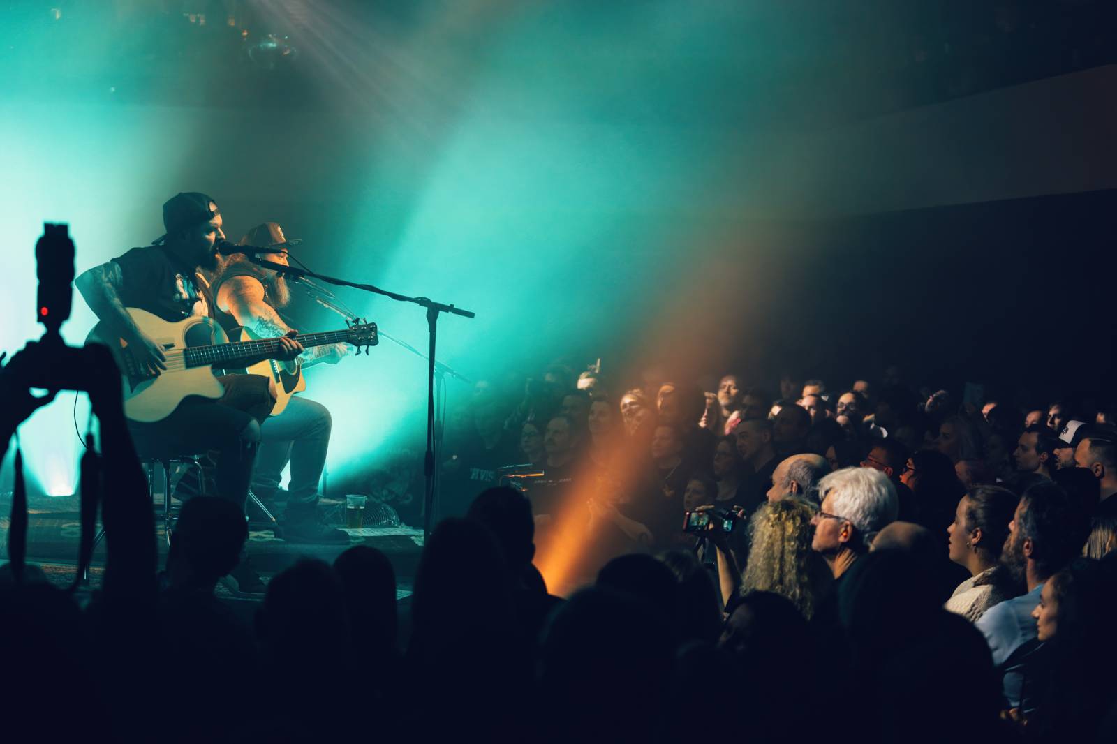 Škwor zaplnili Lucerna Music Bar, fanouškům nabídli písně v akustickém podání