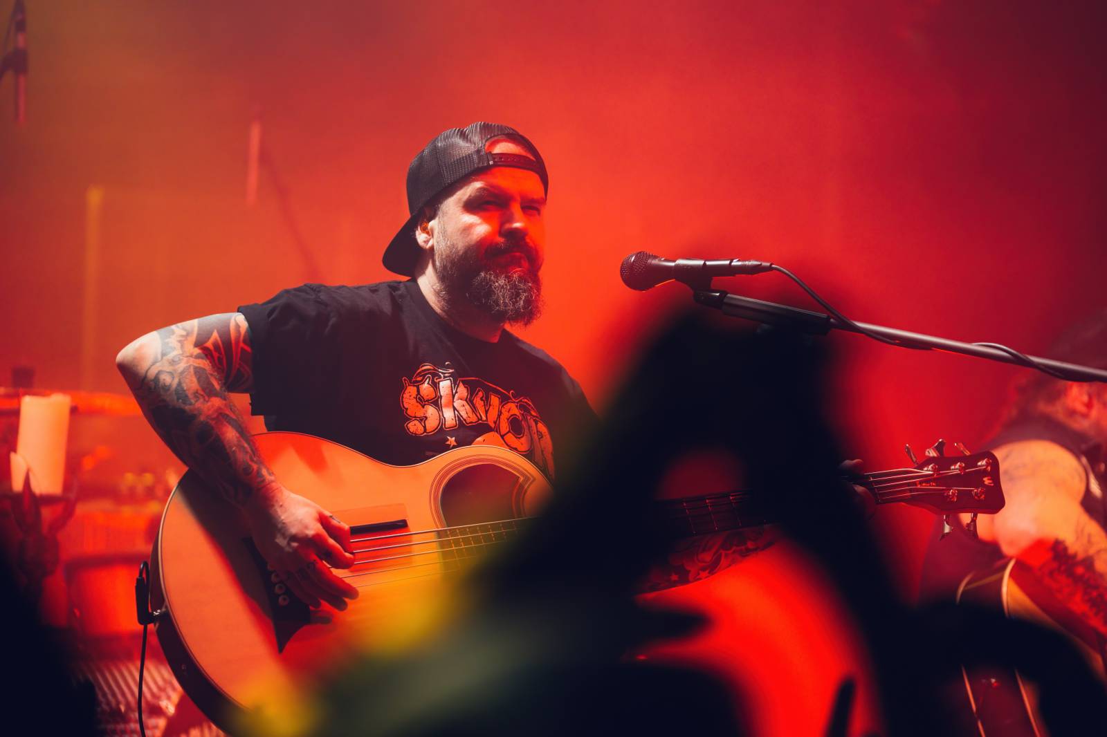 Škwor zaplnili Lucerna Music Bar, fanouškům nabídli písně v akustickém podání