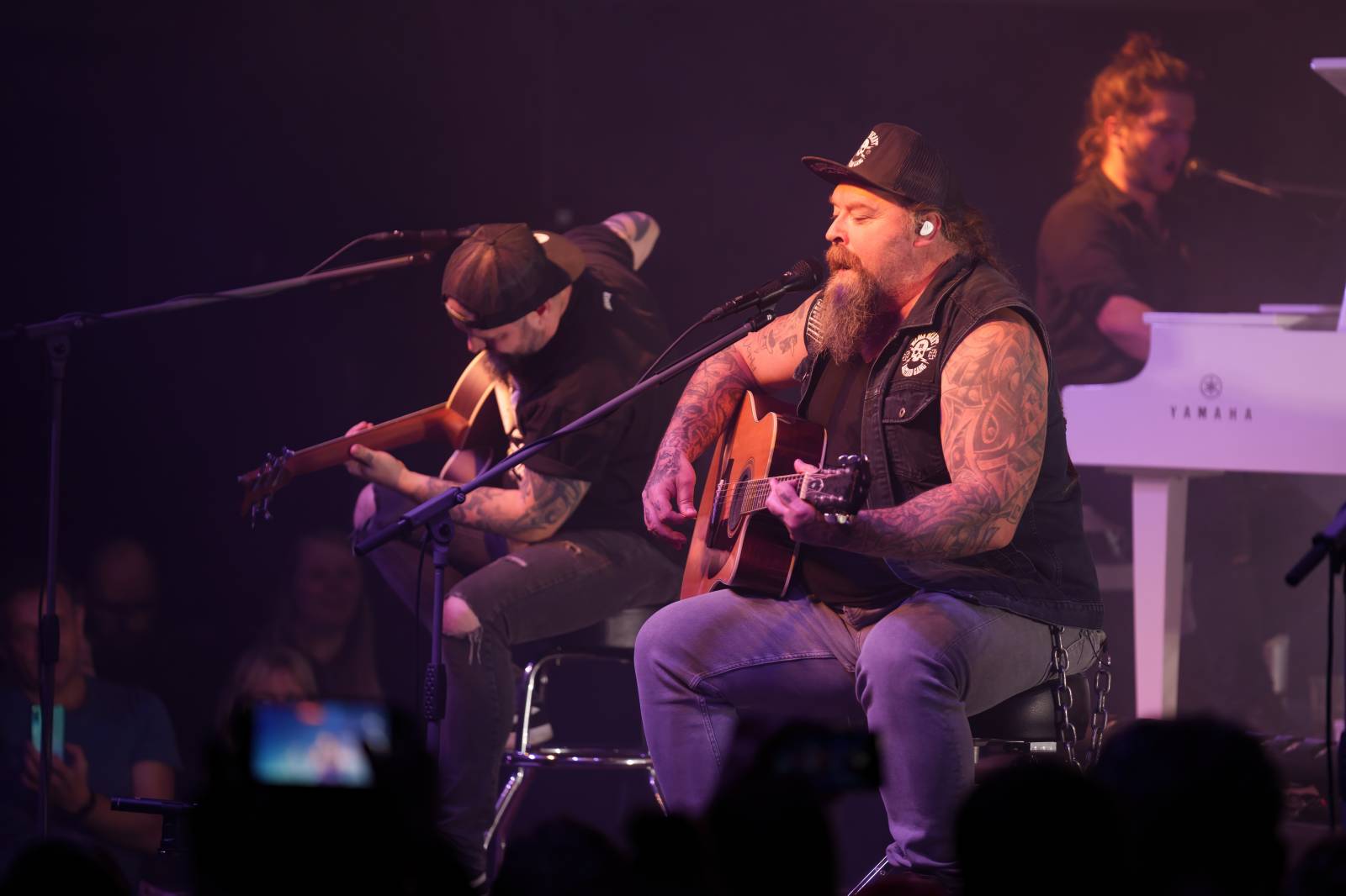 Škwor zaplnili Lucerna Music Bar, fanouškům nabídli písně v akustickém podání