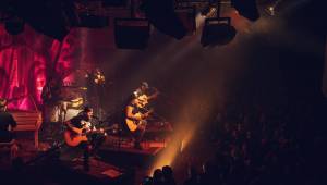 Škwor zaplnili Lucerna Music Bar, fanouškům nabídli písně v akustickém podání
