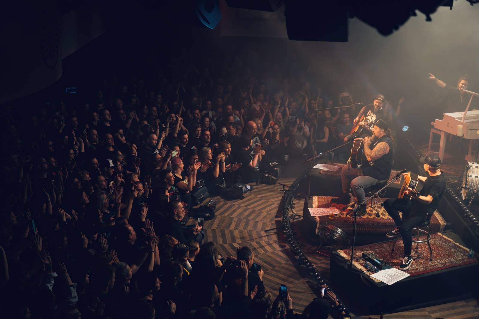 Škwor zaplnili Lucerna Music Bar, fanouškům nabídli písně v akustickém podání