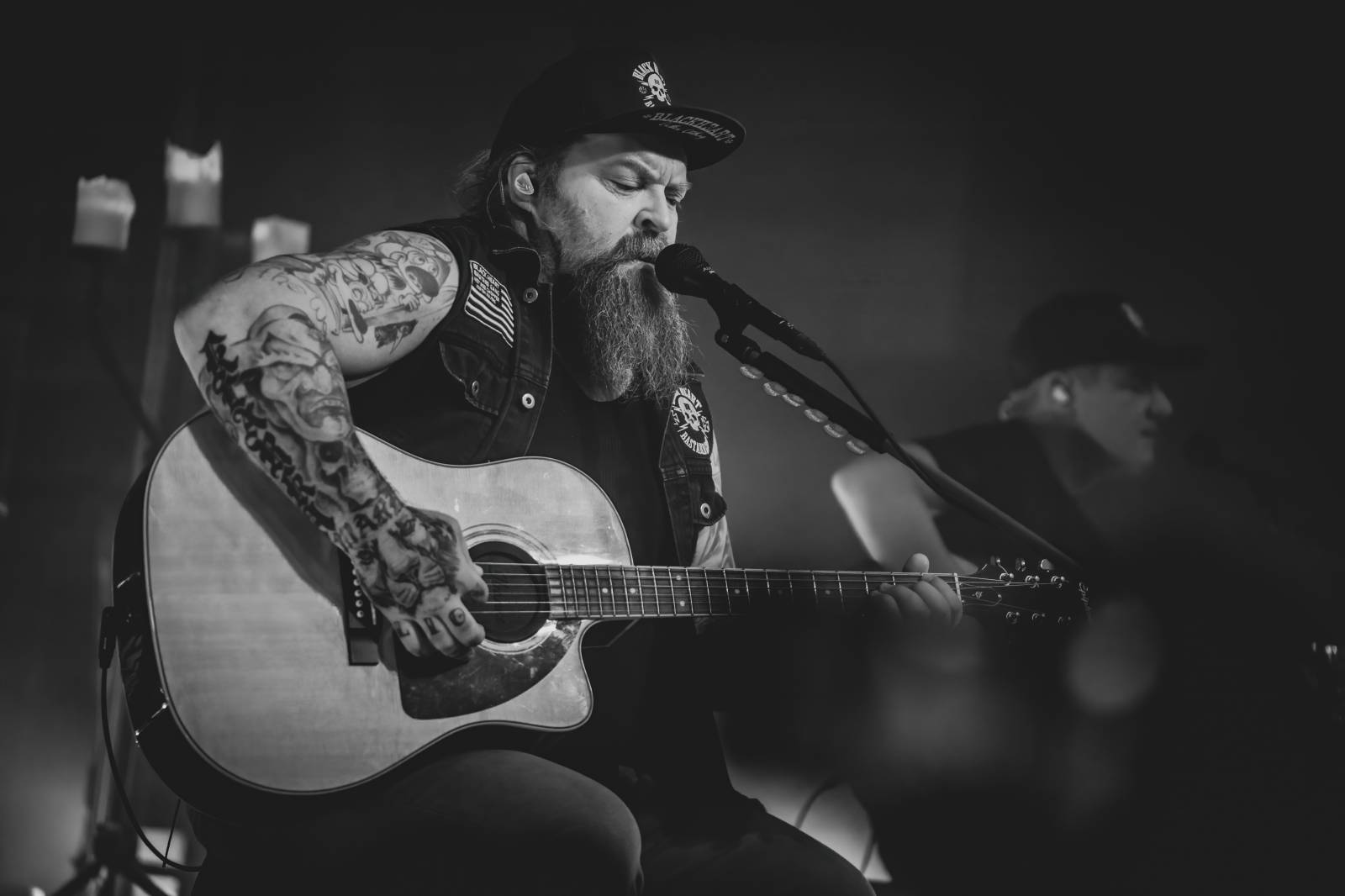 Škwor zaplnili Lucerna Music Bar, fanouškům nabídli písně v akustickém podání