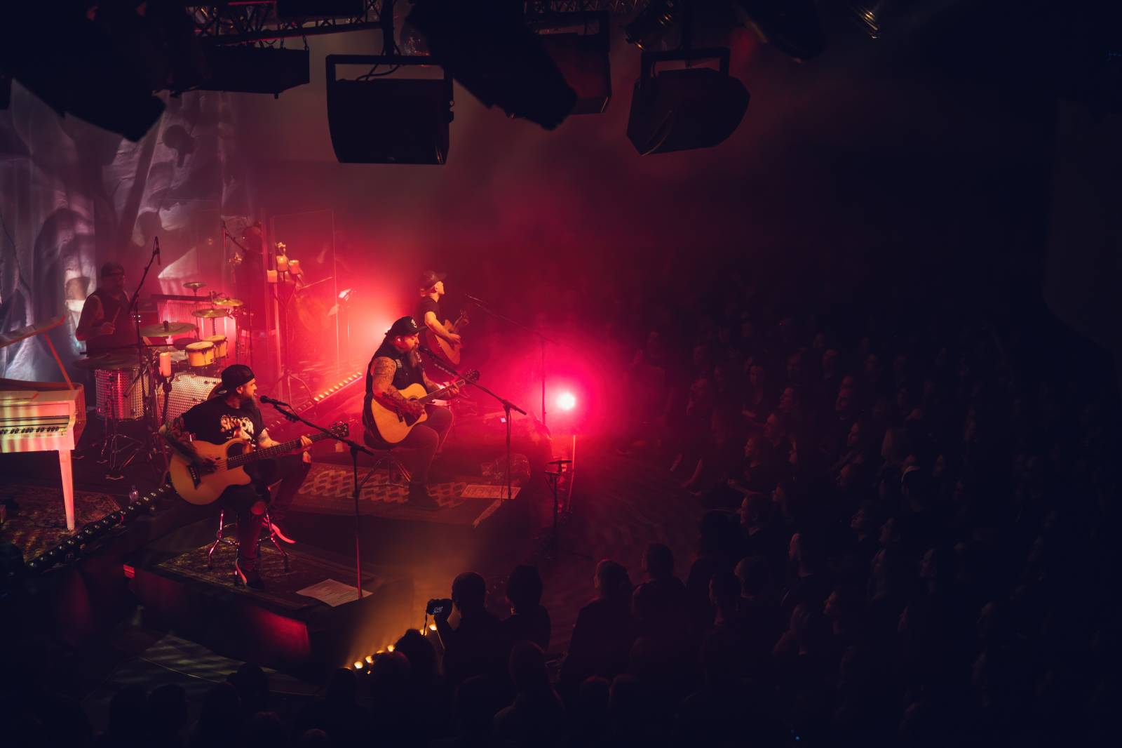 Škwor zaplnili Lucerna Music Bar, fanouškům nabídli písně v akustickém podání