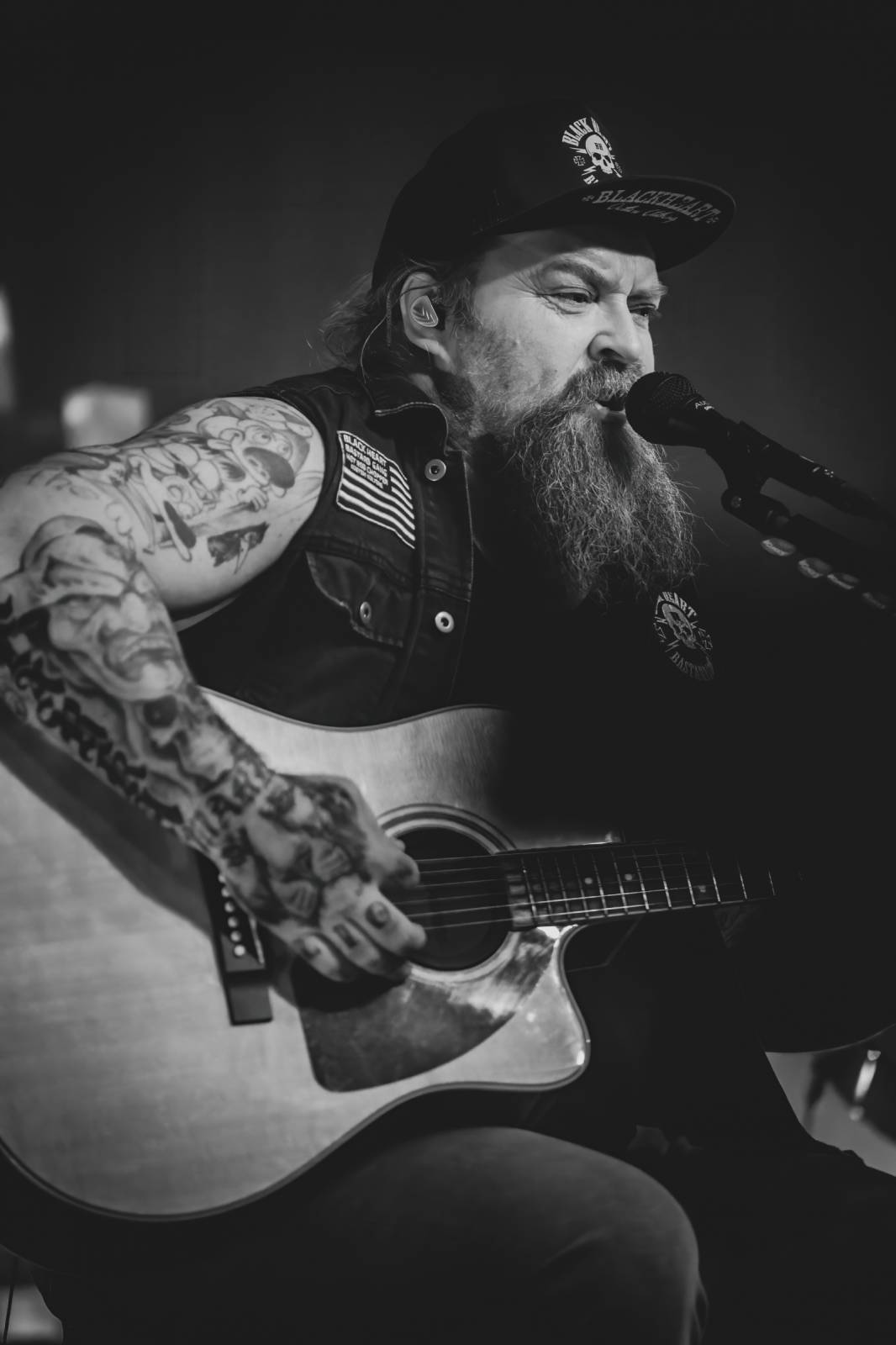 Škwor zaplnili Lucerna Music Bar, fanouškům nabídli písně v akustickém podání