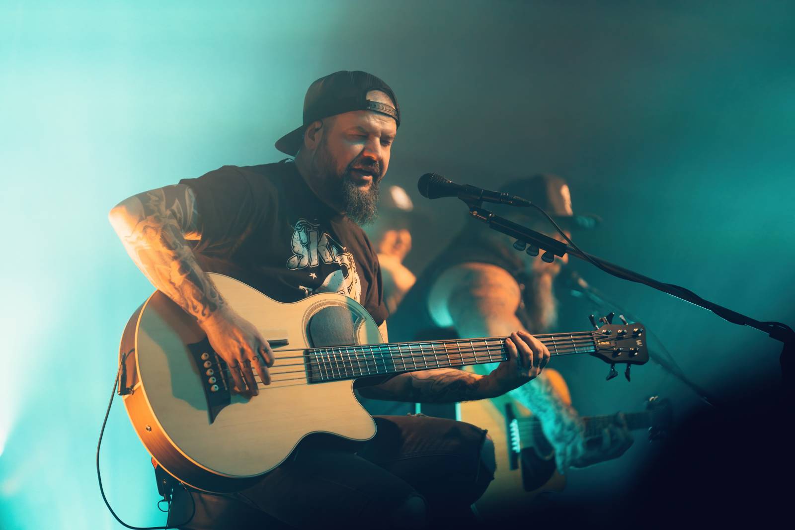 Škwor zaplnili Lucerna Music Bar, fanouškům nabídli písně v akustickém podání