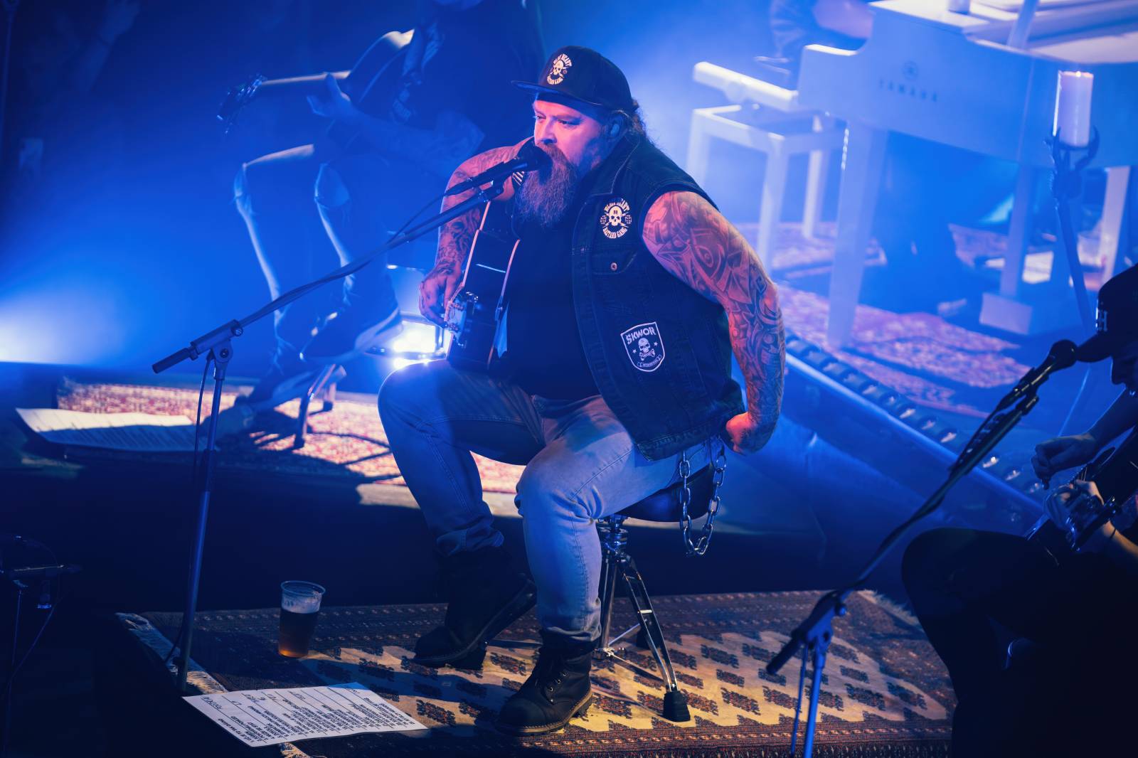 Škwor zaplnili Lucerna Music Bar, fanouškům nabídli písně v akustickém podání