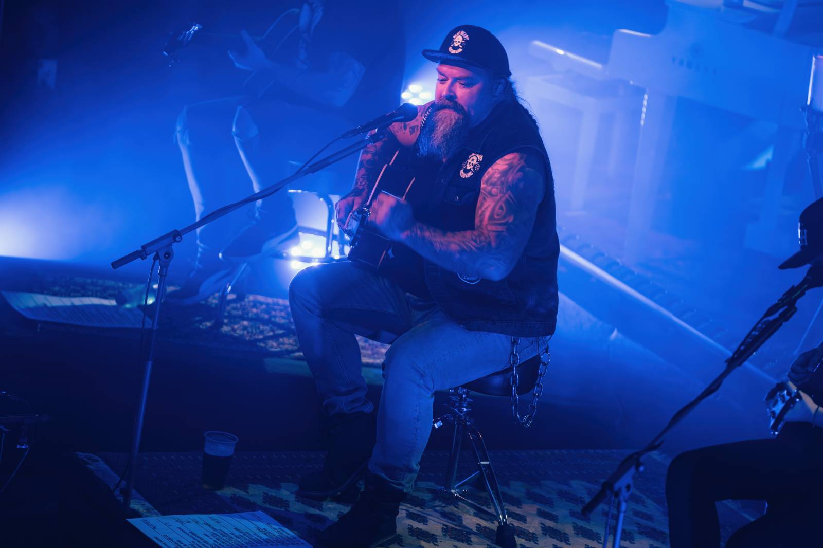 Škwor zaplnili Lucerna Music Bar, fanouškům nabídli písně v akustickém podání