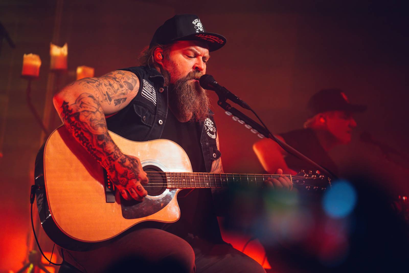 Škwor zaplnili Lucerna Music Bar, fanouškům nabídli písně v akustickém podání