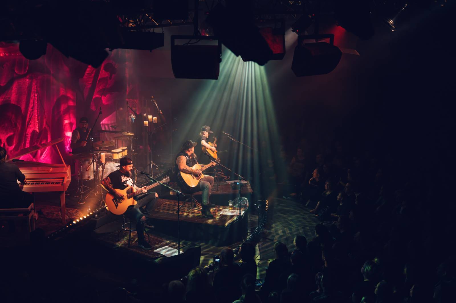 Škwor zaplnili Lucerna Music Bar, fanouškům nabídli písně v akustickém podání