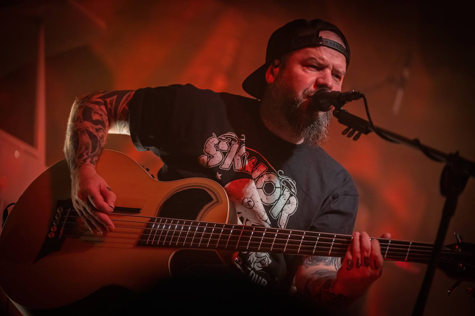 Škwor zaplnili Lucerna Music Bar, fanouškům nabídli písně v akustickém podání