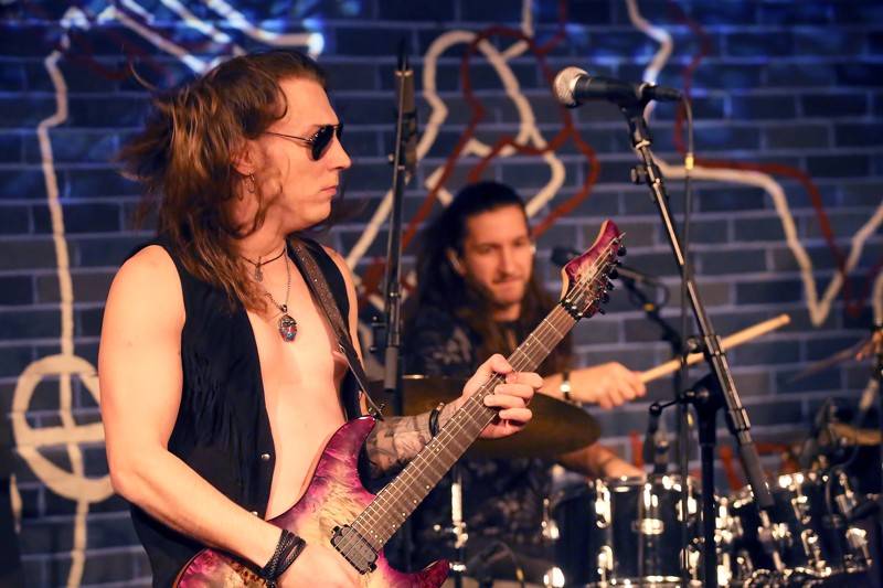 Marco Mendoza přivezl na Slovensko album New Direction