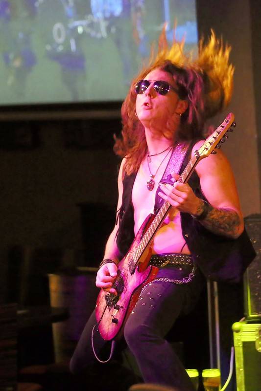 Marco Mendoza přivezl na Slovensko album New Direction