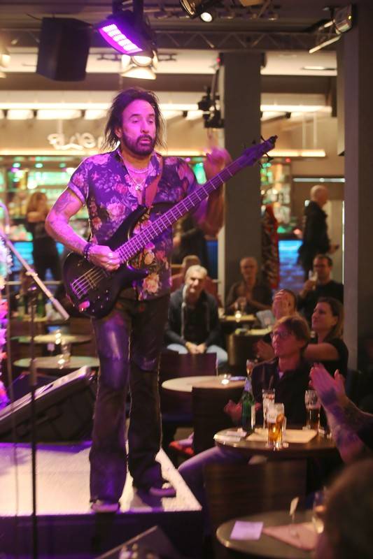 Marco Mendoza přivezl na Slovensko album New Direction