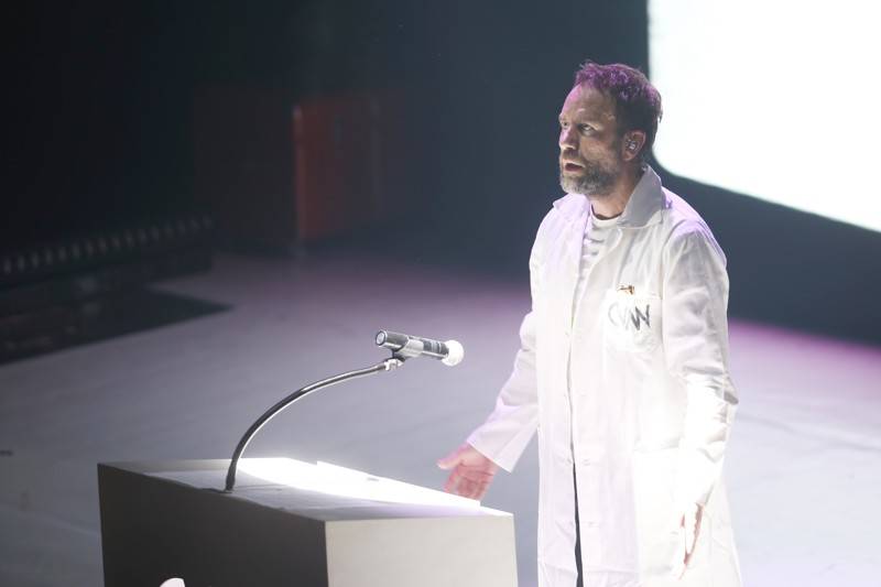 Fanoušci Tata Bojs vtrhli v brněnském Mahenově divadle na pódium