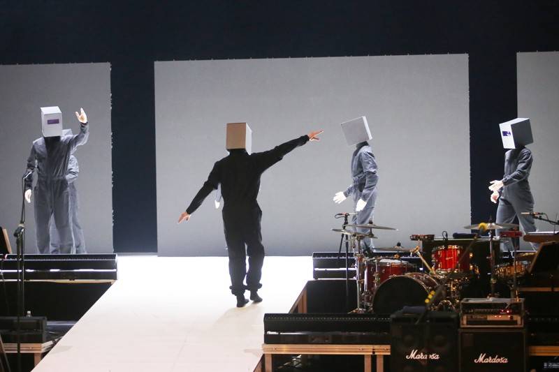 Fanoušci Tata Bojs vtrhli v brněnském Mahenově divadle na pódium