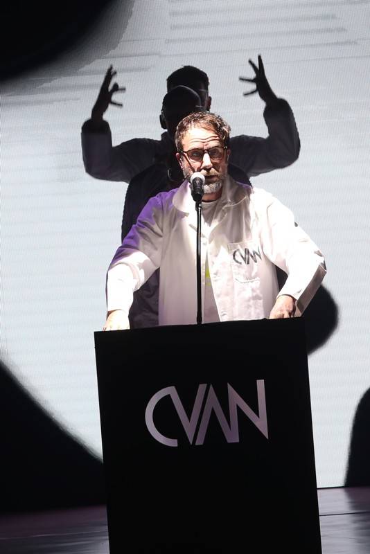 Fanoušci Tata Bojs vtrhli v brněnském Mahenově divadle na pódium