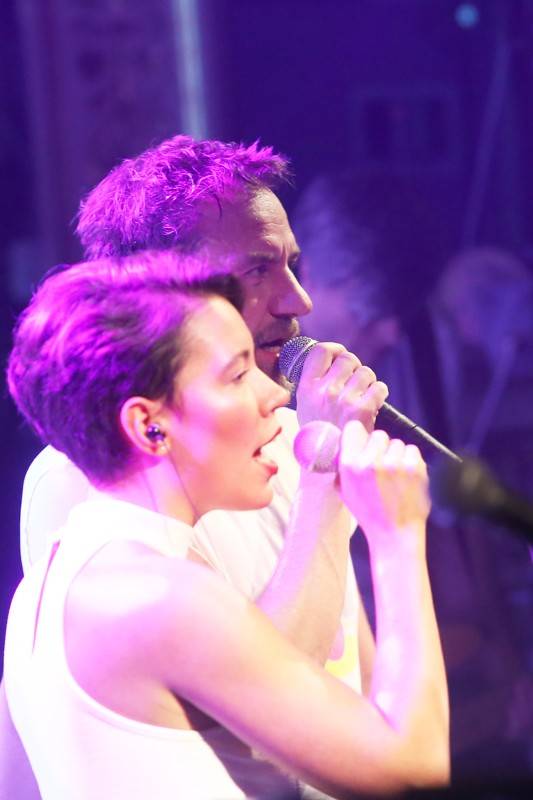 Fanoušci Tata Bojs vtrhli v brněnském Mahenově divadle na pódium