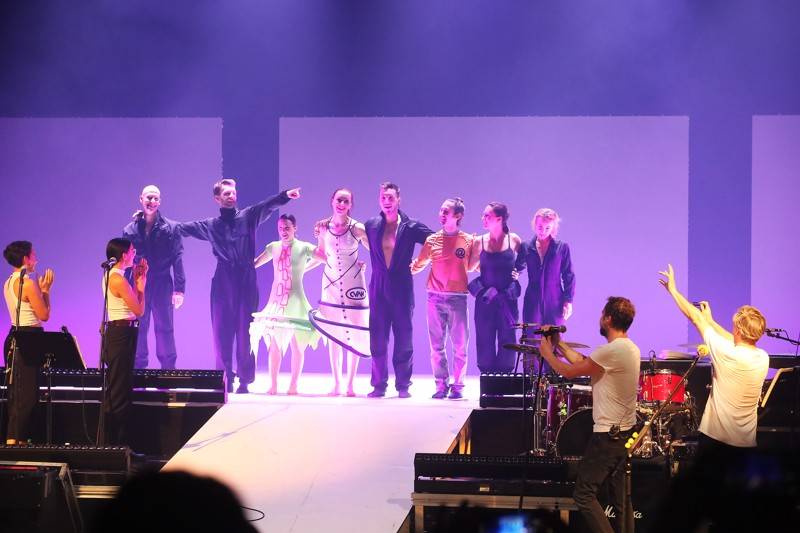 Fanoušci Tata Bojs vtrhli v brněnském Mahenově divadle na pódium