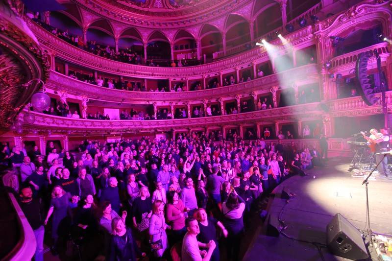 Fanoušci Tata Bojs vtrhli v brněnském Mahenově divadle na pódium