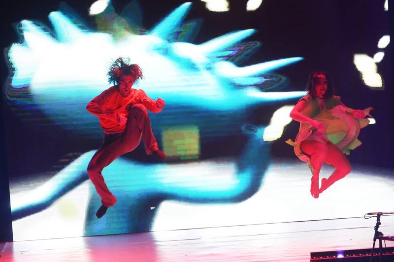 Fanoušci Tata Bojs vtrhli v brněnském Mahenově divadle na pódium