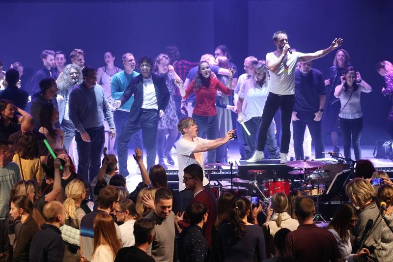 Fanoušci Tata Bojs vtrhli v brněnském Mahenově divadle na pódium