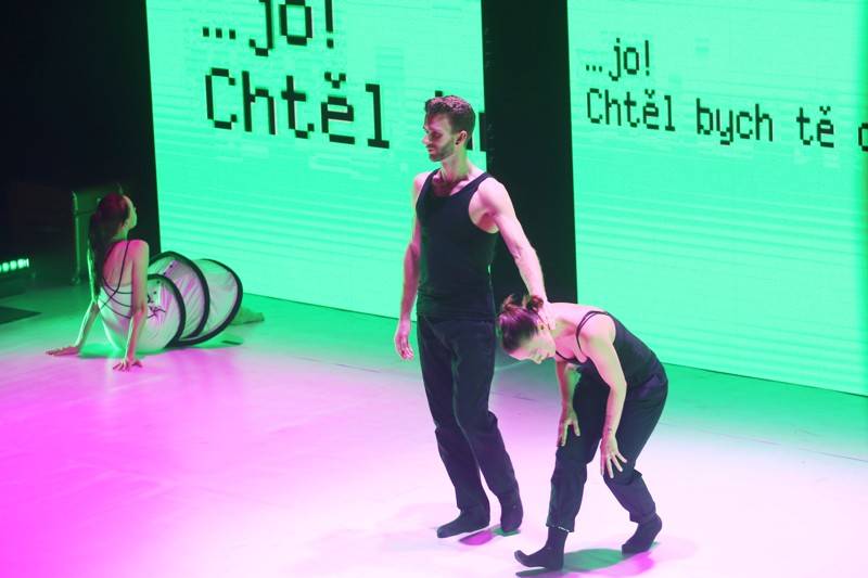 Fanoušci Tata Bojs vtrhli v brněnském Mahenově divadle na pódium