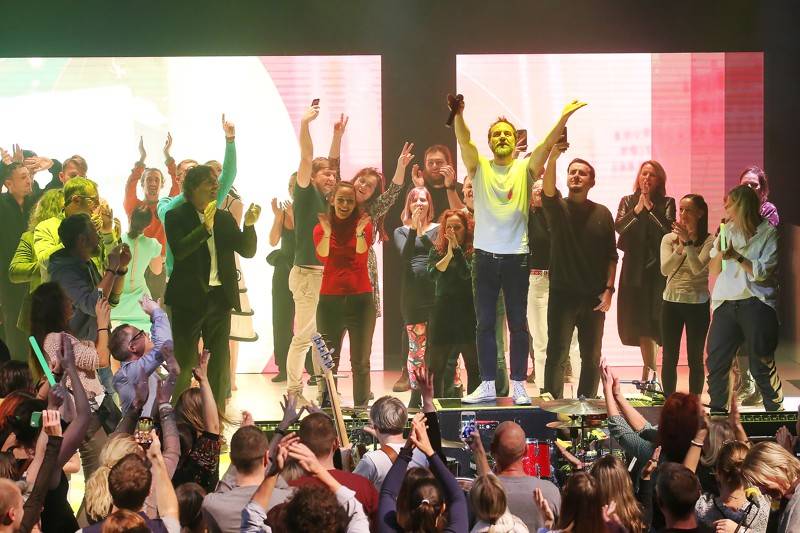 Fanoušci Tata Bojs vtrhli v brněnském Mahenově divadle na pódium