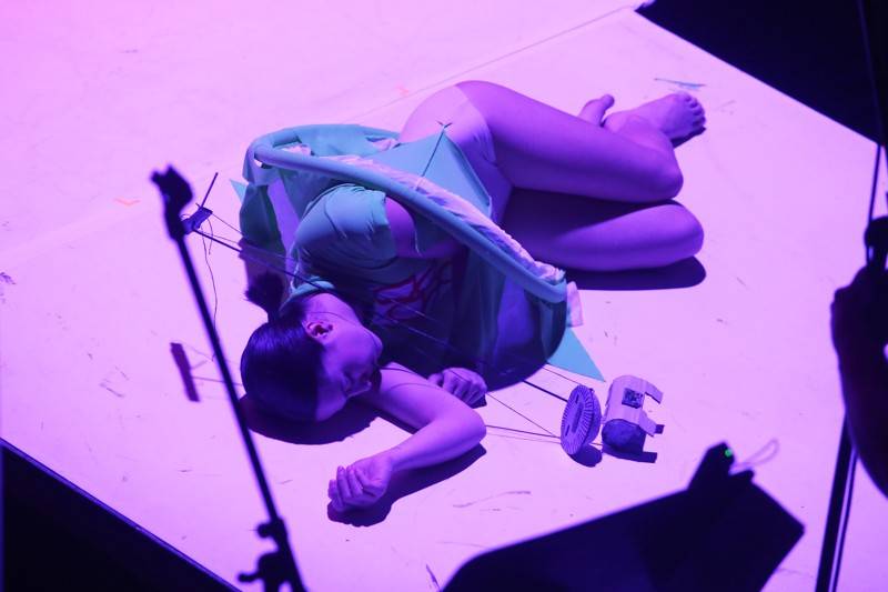 Fanoušci Tata Bojs vtrhli v brněnském Mahenově divadle na pódium